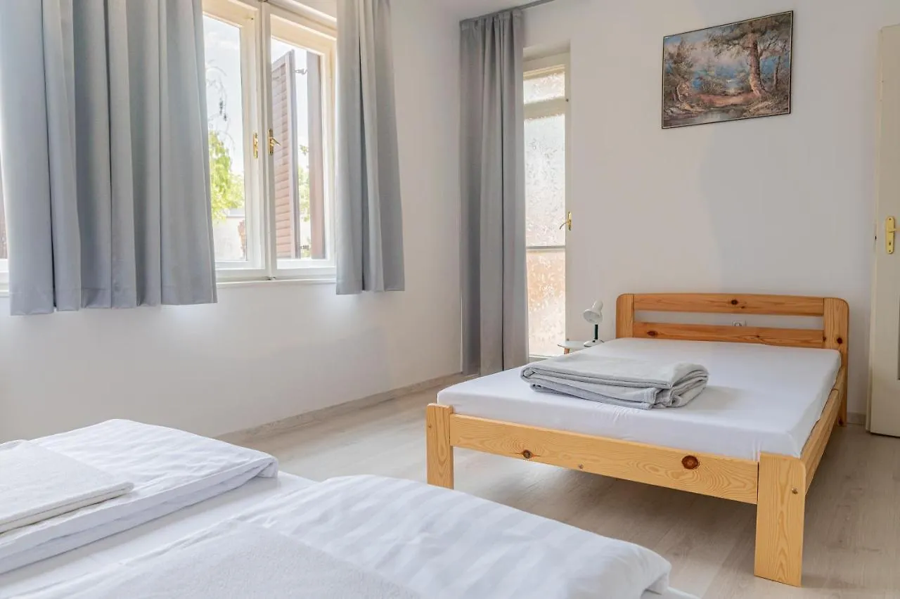Barat Vendeghaz - Cosy Guesthouse - Teljes Haz Privat Udvarral - 4 Szoba, 2 Fuerdo Szeged 0*,  Hungary