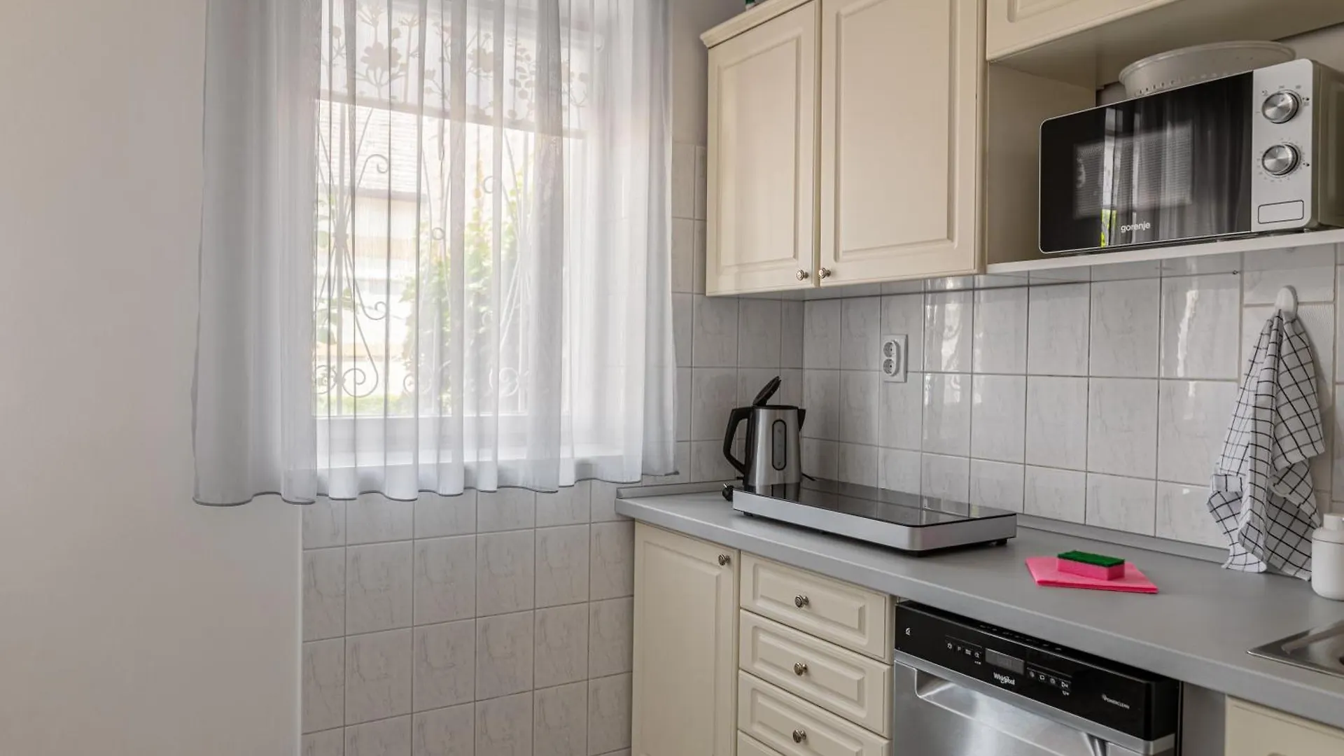 Barat Vendeghaz - Cosy Guesthouse - Teljes Haz Privat Udvarral - 4 Szoba, 2 Fuerdo Szeged Apartment