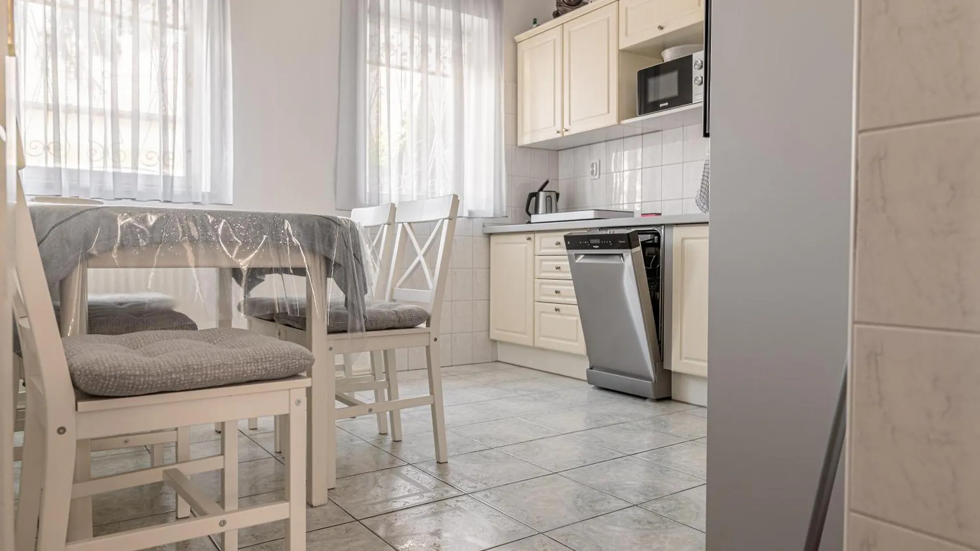 Barat Vendeghaz - Cosy Guesthouse - Teljes Haz Privat Udvarral - 4 Szoba, 2 Fuerdo Szeged
